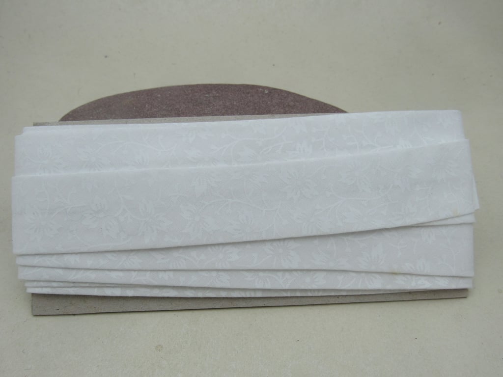 5m Handmade 1 Inch White Flowered Cotton Bias Binding
