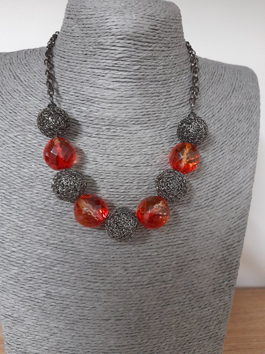 RED AND ANTIQUE BRONZE CHUNKY GLASS BEAD NECKLACE.