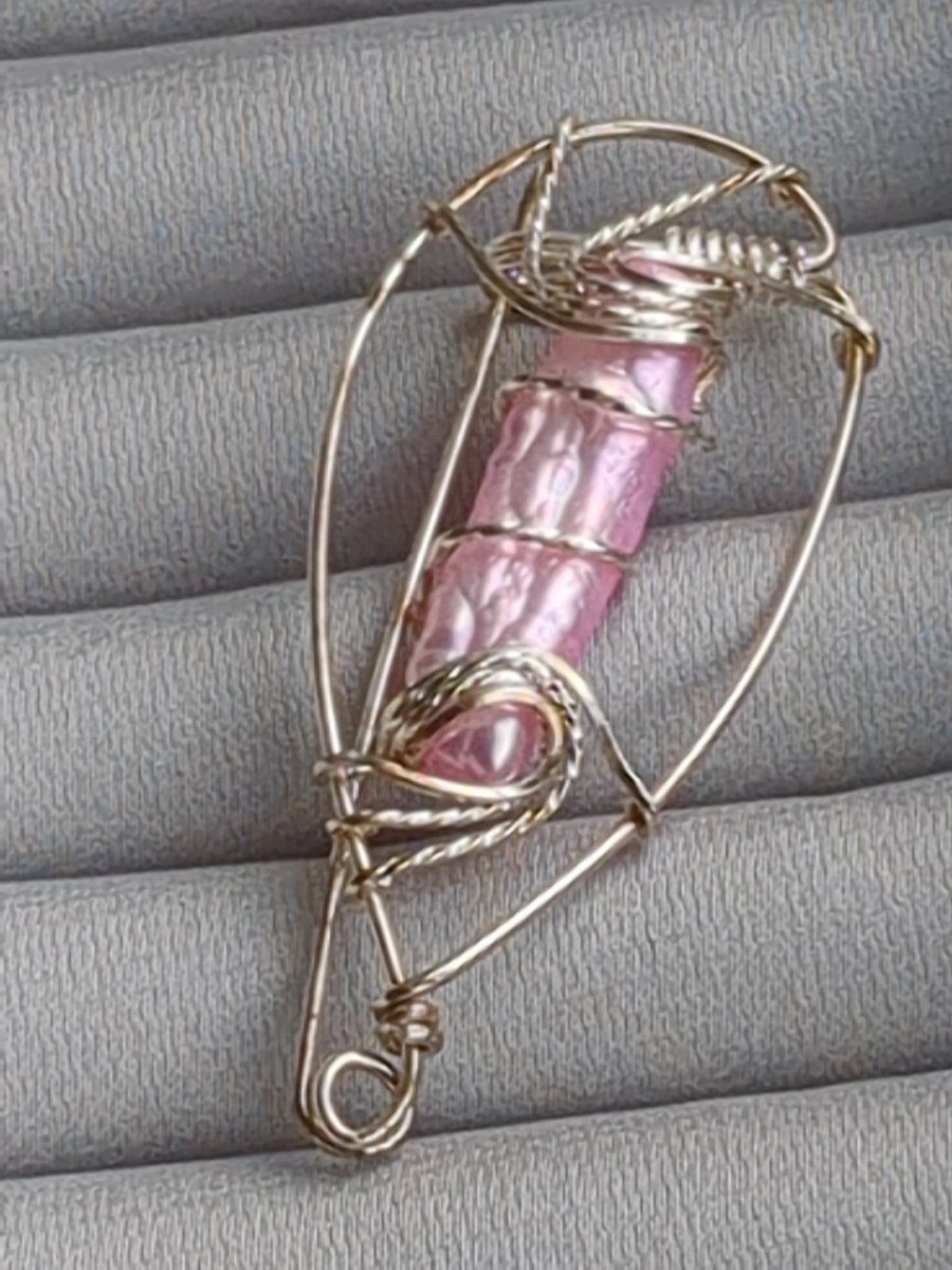 Pink stick pearl in sterling silver brooch 