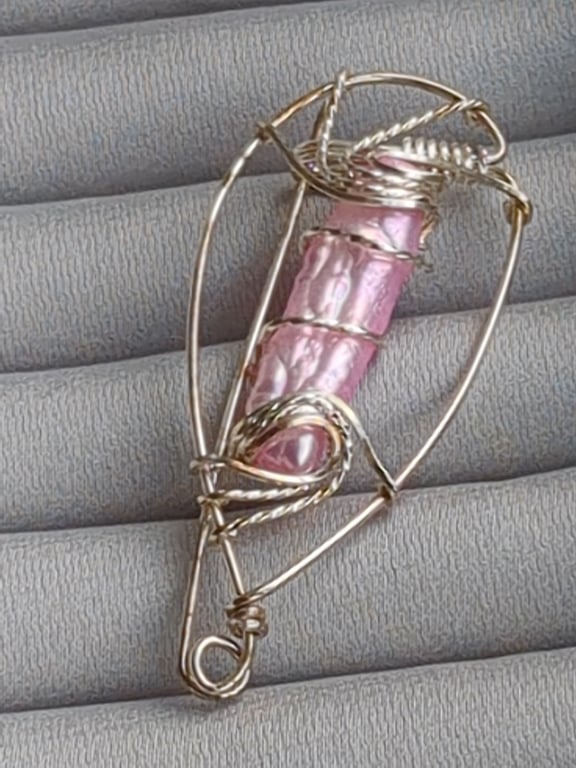 Pink stick pearl in sterling silver brooch 