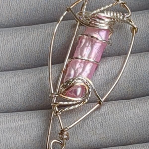 Pink stick pearl in sterling silver brooch 