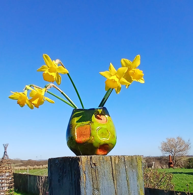 Small bud vase pot