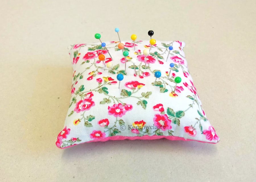 Pin cushion in grey with pink flowers