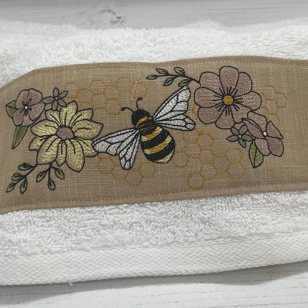 Hand Towel with Linen and Bee Border PB3
