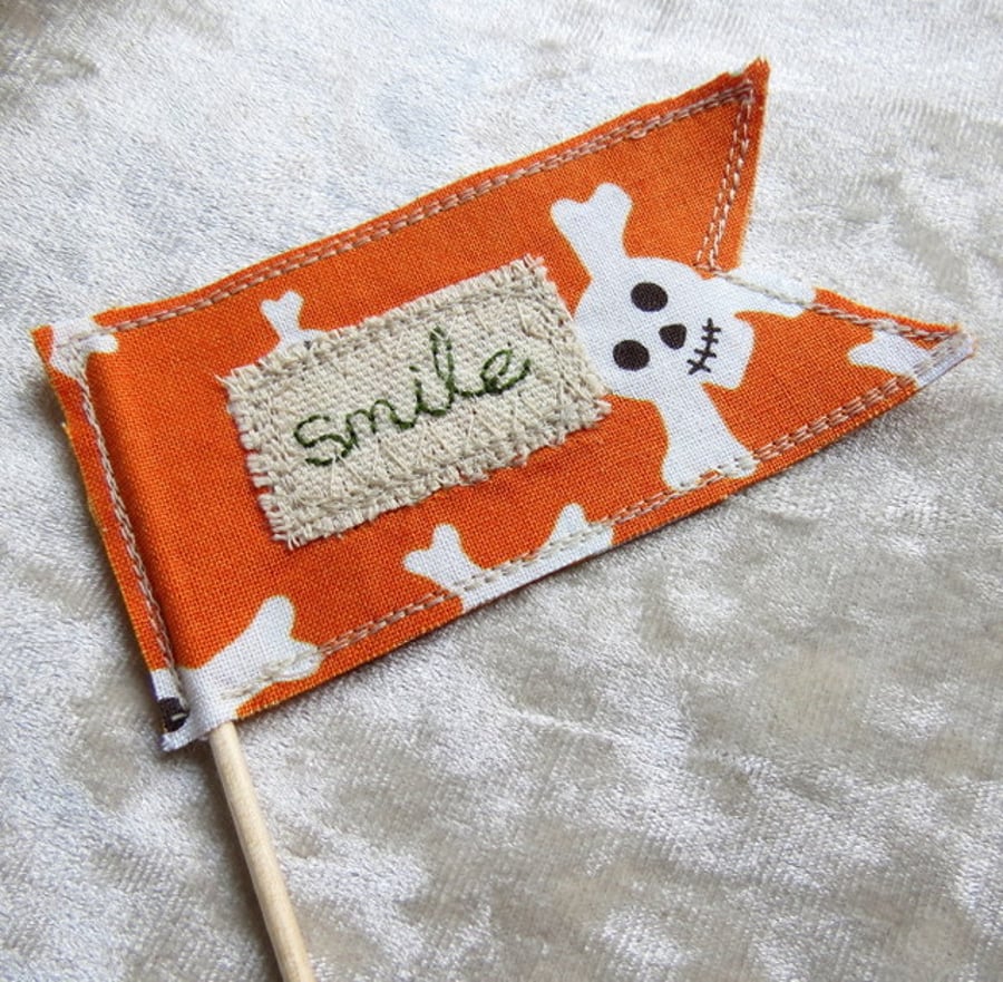 Smile.  Message flag.  A mini flag with a skulls design.