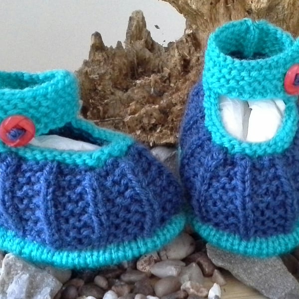 SALE Gender Nutral Hand Knitted Baby Shoes 0-6 months