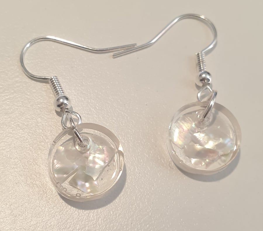 Round mother of pearl resin earrings