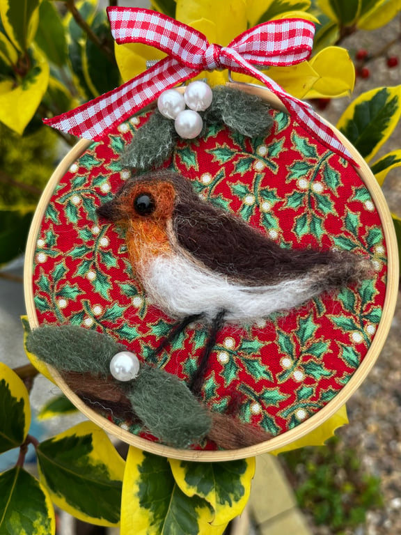 Robin with mistletoe hoop decoration 