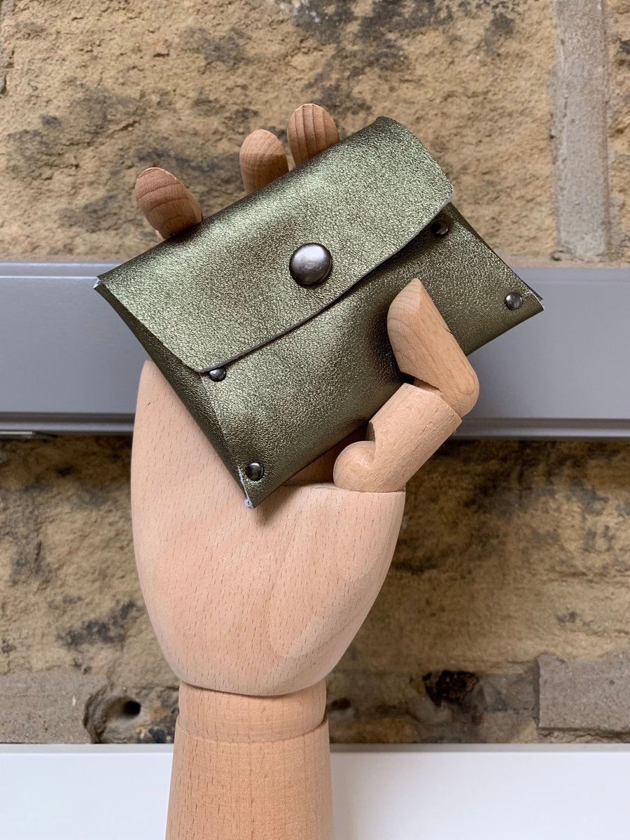 Leather purse in metallic green 