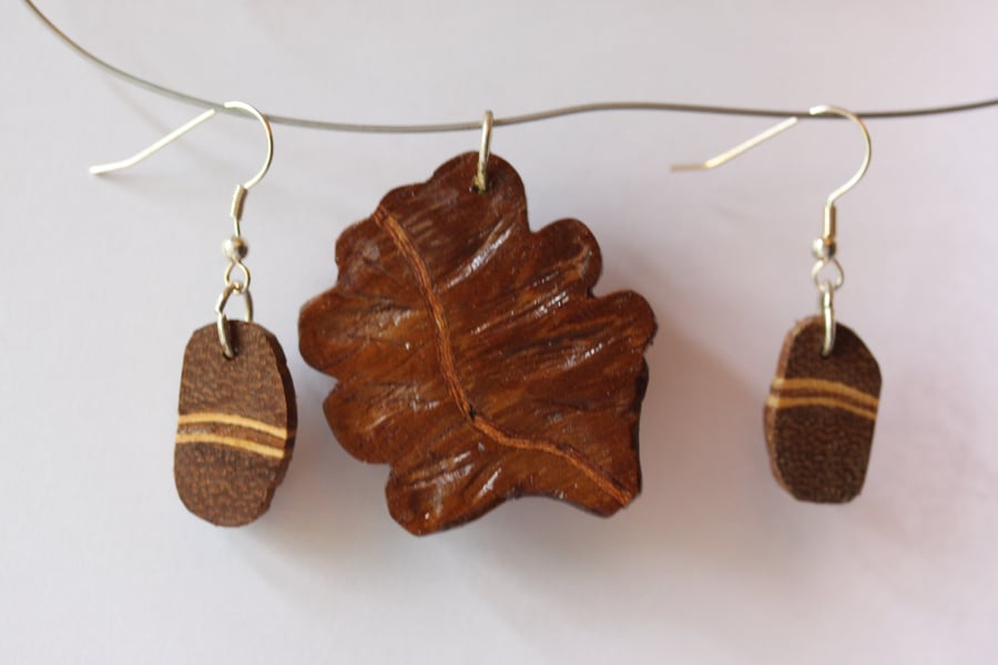 OAK leaf motif pendandt with two earrings with a veneer stripe