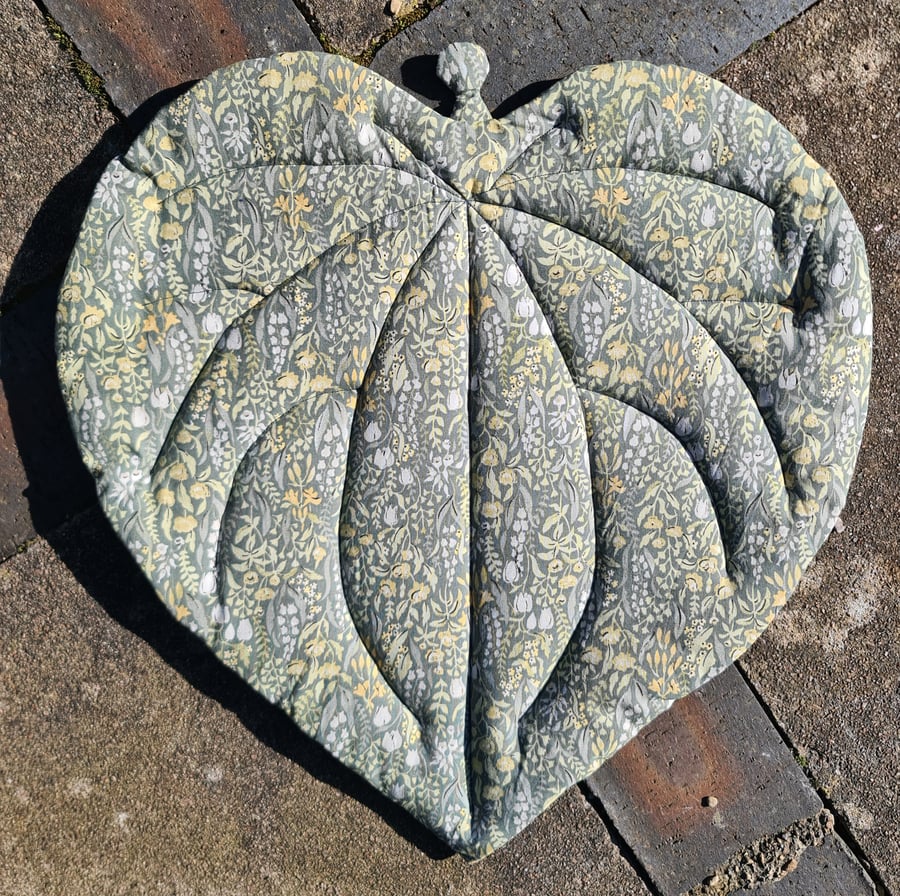 Kawakawa Leaf Picnic Mat - Green Floral