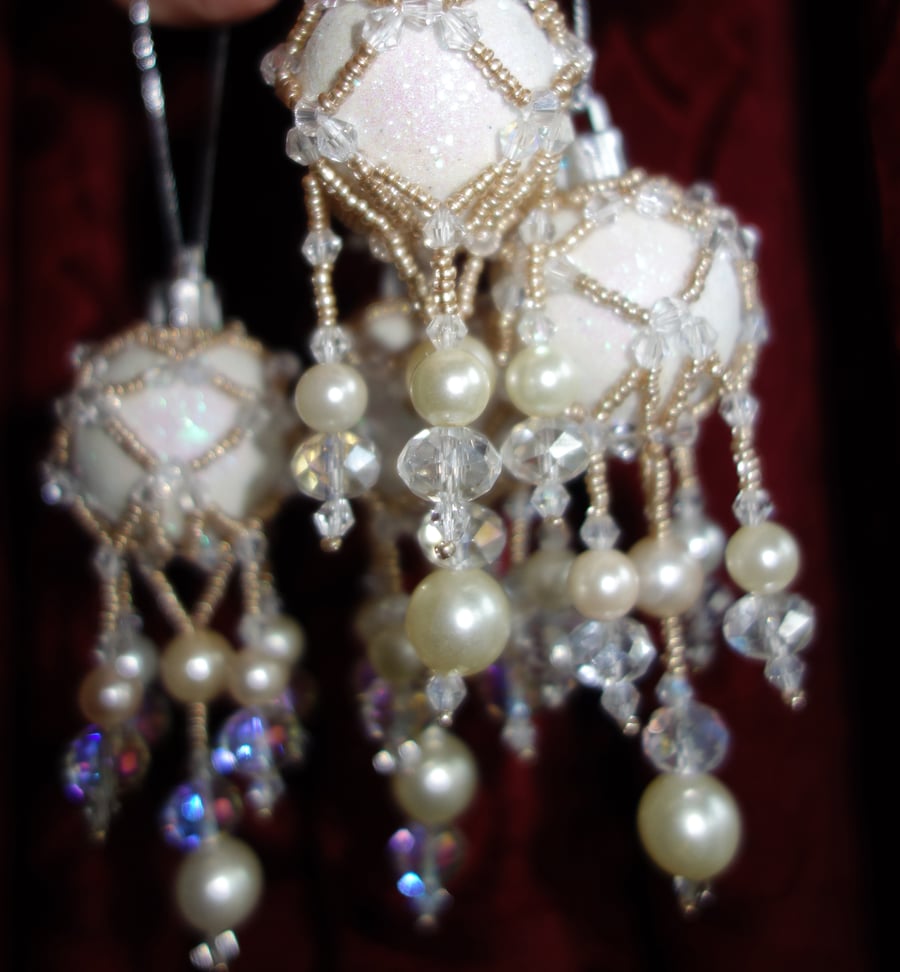 Christmas Xmas Decorations  6 x Vintage style Pearl Baubles Boxed