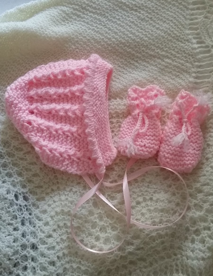 BABY BONNET AND MITTENS