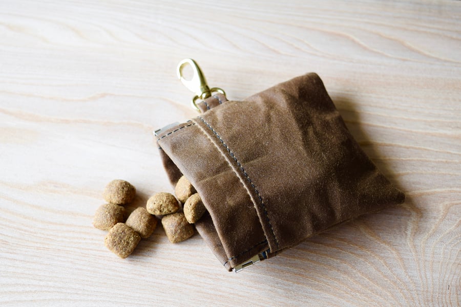handy Dog treat pouch perfect for puppy training , easy open and close 