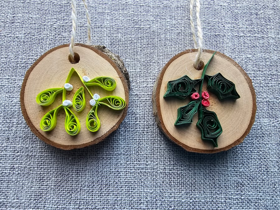 Set of 2 Small Quilled Wood Slice Ornaments Holly & Mistletoe 