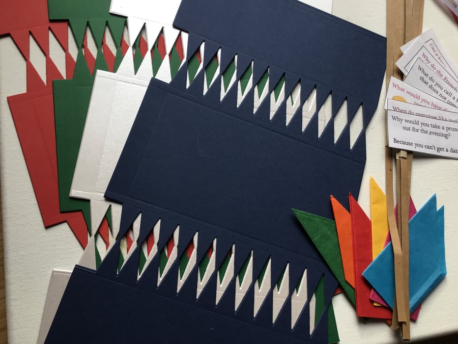 Christmas cracker kits. Make your own crackers. Table gift. Gift wrap. CC629