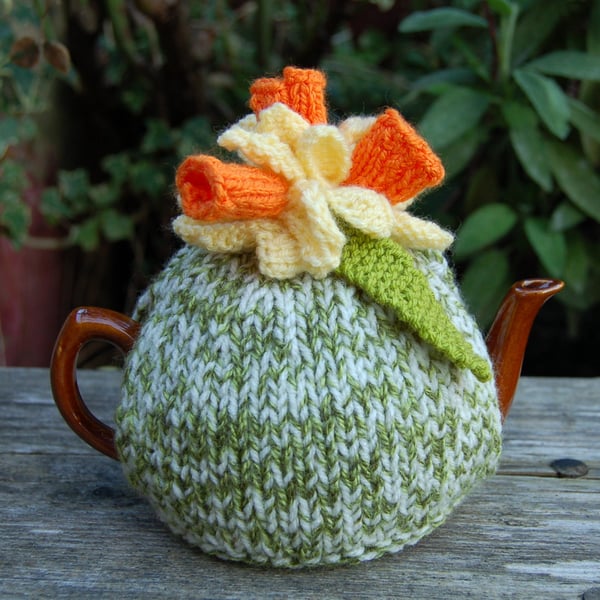 Daffodil tea cosy - hand knitted  - to fit a small teapot 