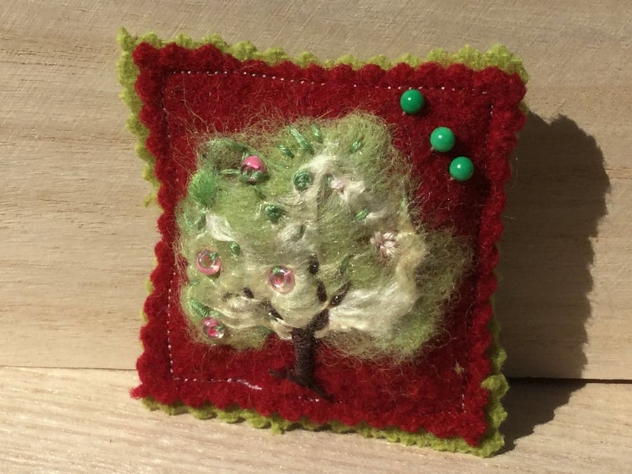 Spring pin cushion