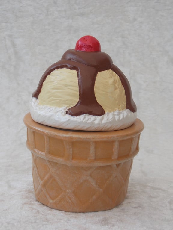 Small Ceramic Novelty Vanilla Ice Cream Summer Beach Food Jewellery Trinket Box.