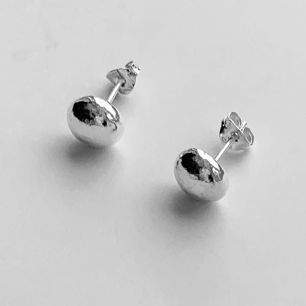 Silver pebble stud earrings-small