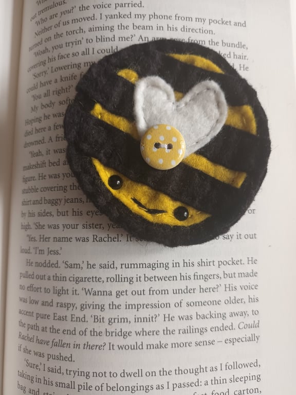 'Bumble bee' bookmark,love to read,books,bees,keepsake,book lover,hand sewn (C)