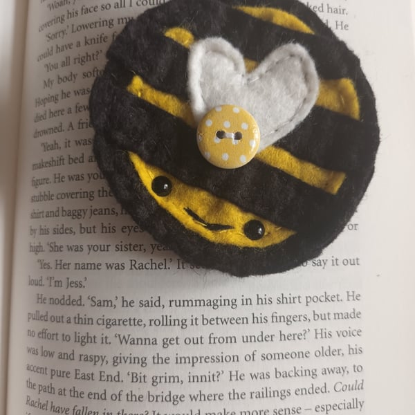 'Bumble bee' bookmark,love to read,books,bees,keepsake,book lover,hand sewn (C)