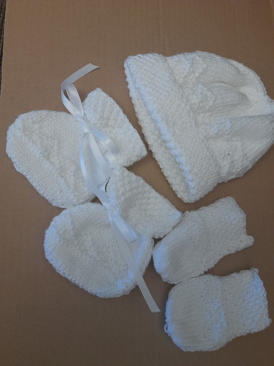 Hand Knit 0-3 month White Baby Hat ,Bootees and Mittens. 