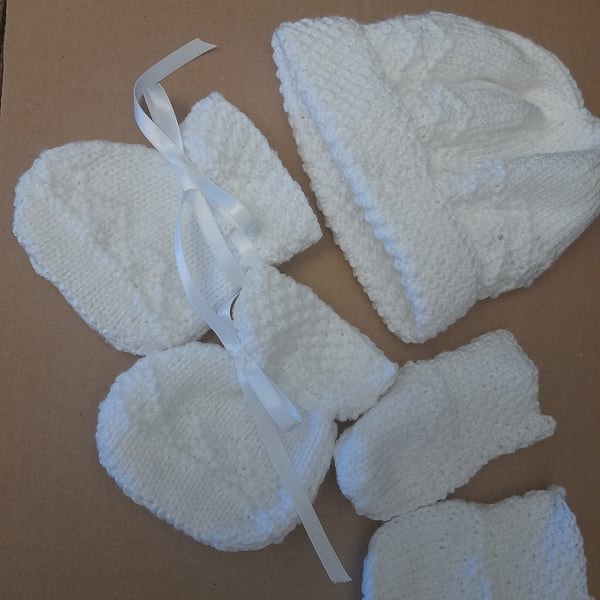 Hand Knit 0-3 month White Baby Hat ,Bootees and Mittens. 