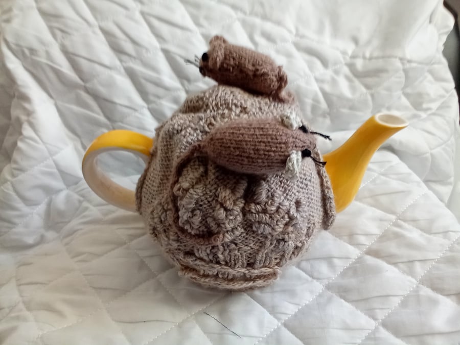 Harvest mice tea cosy