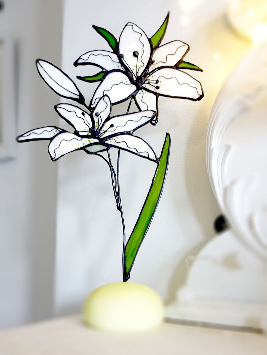 White Oriental Lily Glass Art Stained Glass Table Decor Ornament Suncatcher