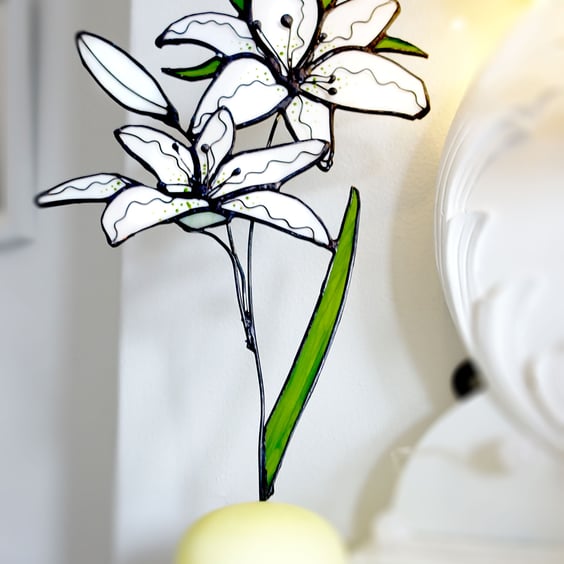 White Oriental Lily Glass Art Stained Glass Table Decor Ornament Suncatcher