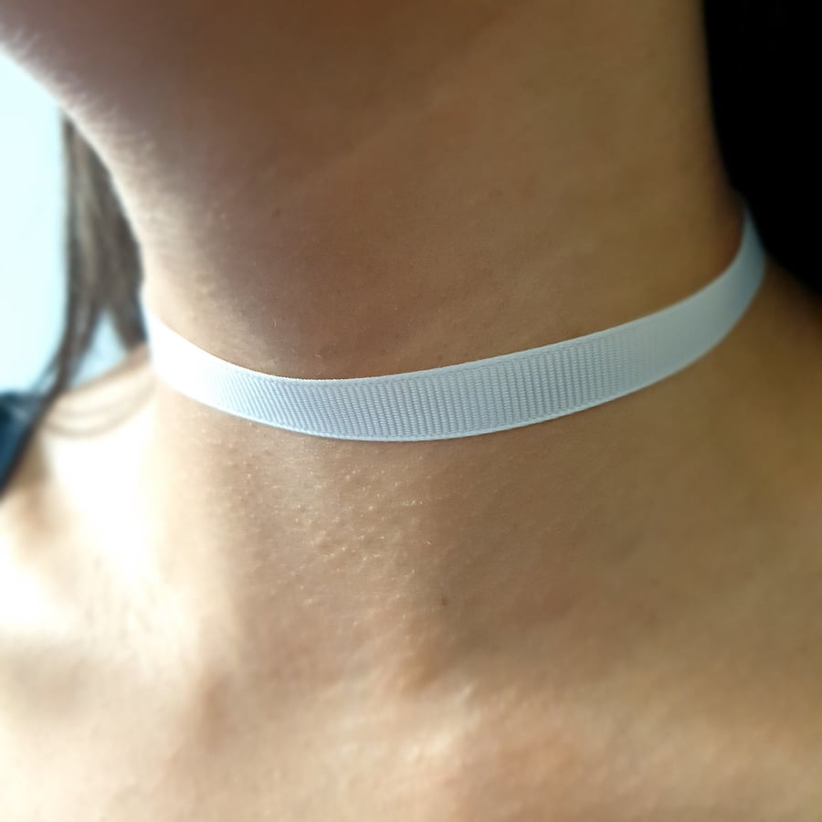Women's Classic White Ribbed Ribbon Choker Necklace with Adjustable Fastenings