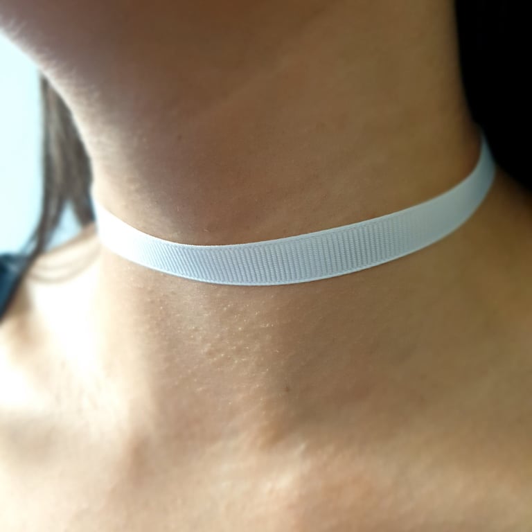 Women's Classic White Ribbed Ribbon Choker Necklace with Adjustable Fastenings