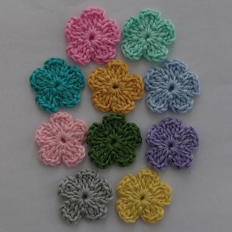 10x Cotton Wool Crochet Flowers- Crafts- Sewing Accessories