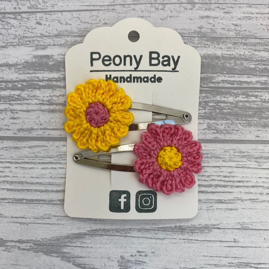 Daisy hair clips in yellow and pink