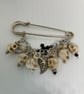 A row of skulls kilt pin brooch - Image 2