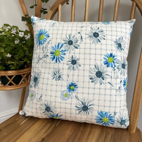 Cushion cover in a fresh, bright floral print, 40cm x 40cm