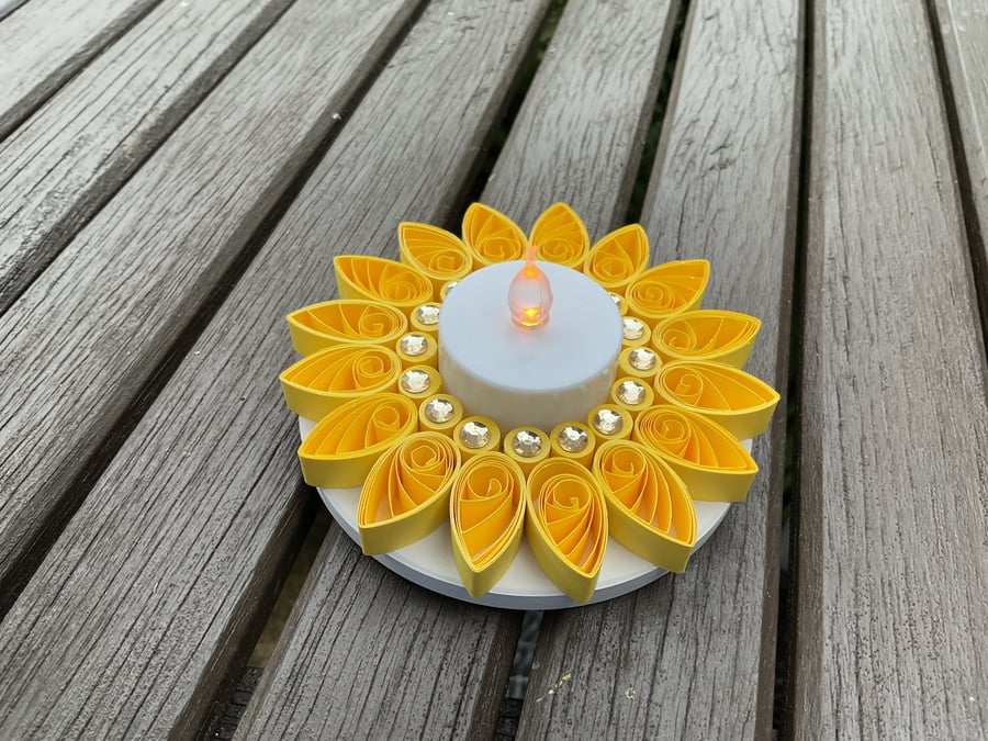 Quilled yellow tea light holder