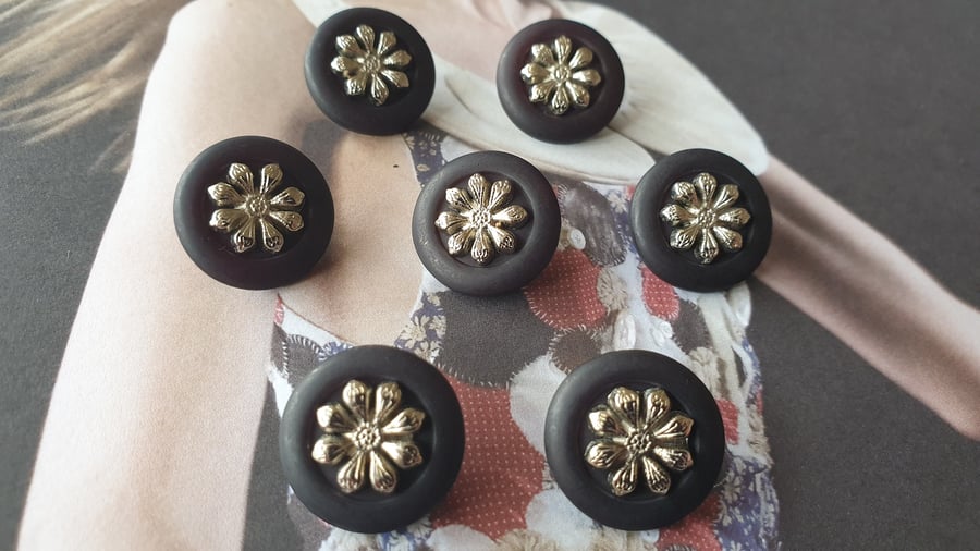 11 16" 28L 18mm Black and Antique Silver buttons 