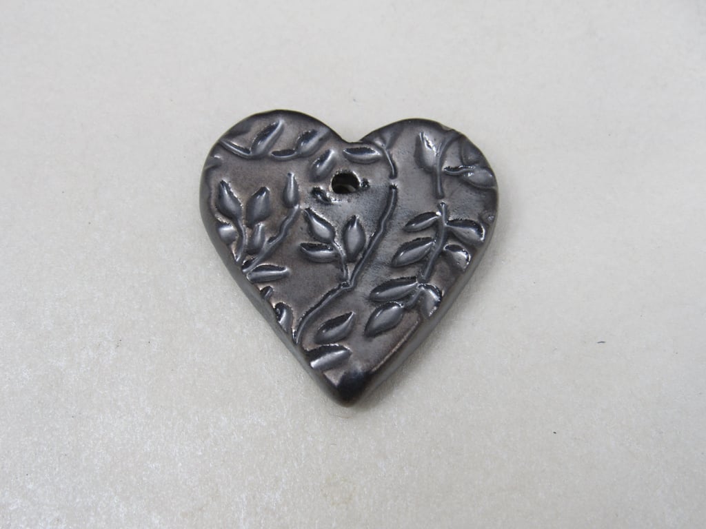 Medium Metallic Pewter Leaf Texture Heart Shaped Ceramic Pendant