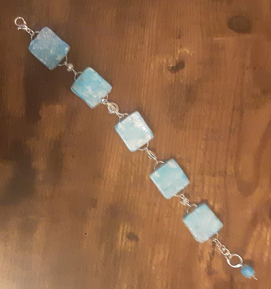 Turquoise bracelet with silver finishings. 