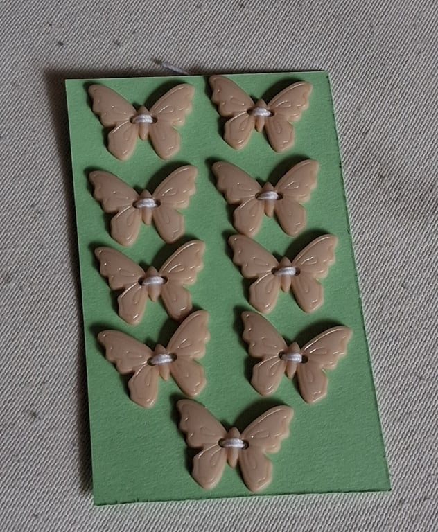  9 BEIGE BUTTERFLY BUTTONS