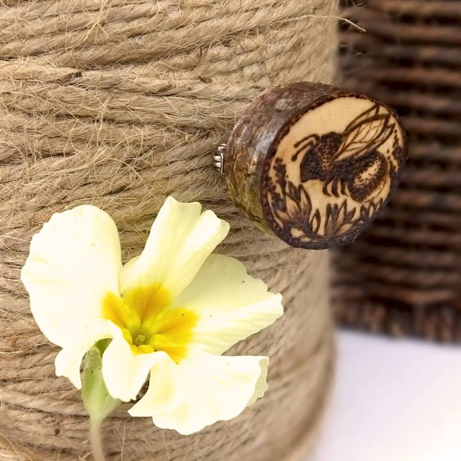 Busy bee, wooden tree slice pyrography brooch. Rustic branch pin.