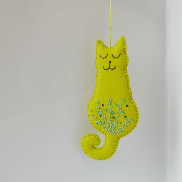Smiling cat hanger in lime felt with embroidered tummy