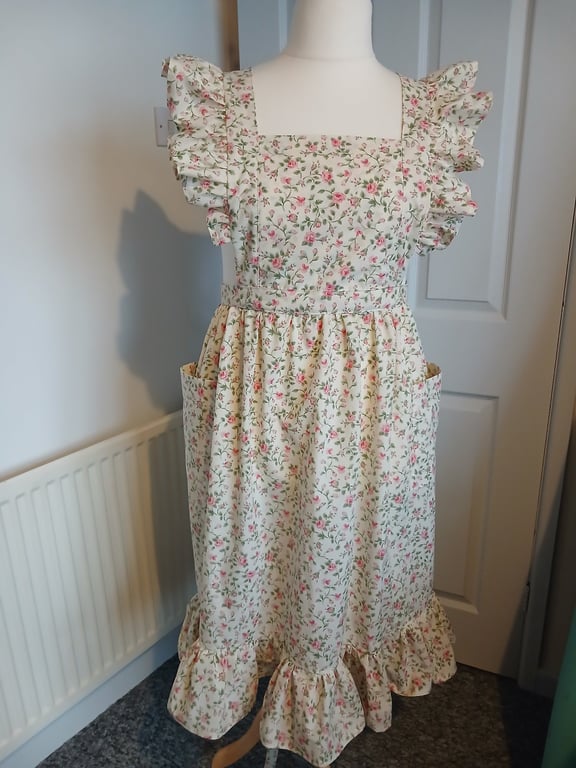 Traditional country cottage style cross back apron 