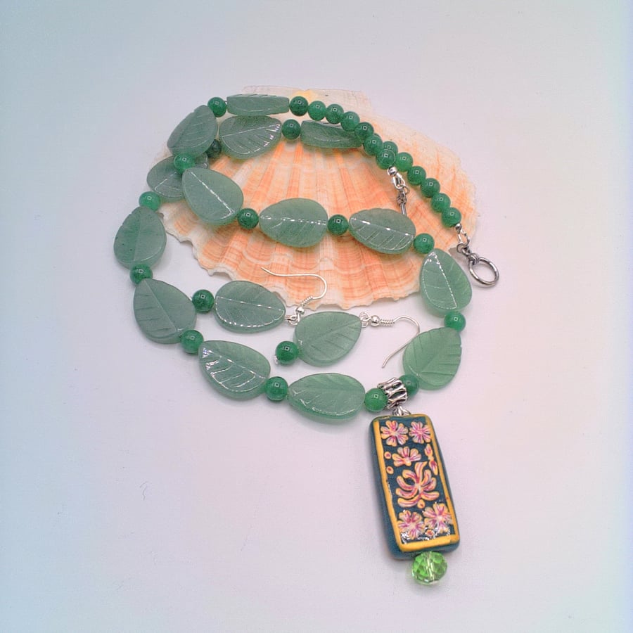 Green Flower Pattern Glass Rectangle on a Leaf & Round Bead Necklace & Earrings 