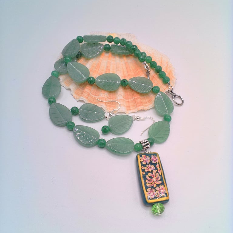 Green Flower Pattern Glass Rectangle on a Leaf & Round Bead Necklace & Earrings 