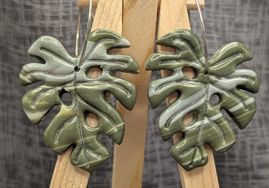 Monstera dangle earrings 
