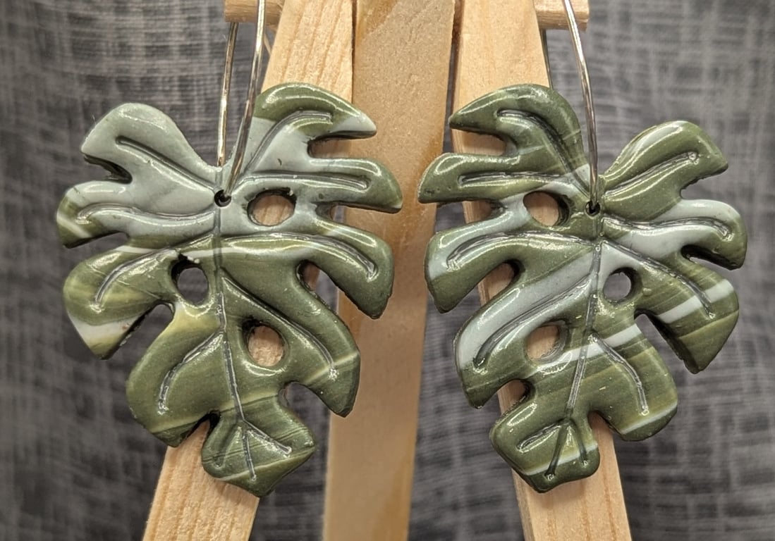 Monstera dangle earrings 