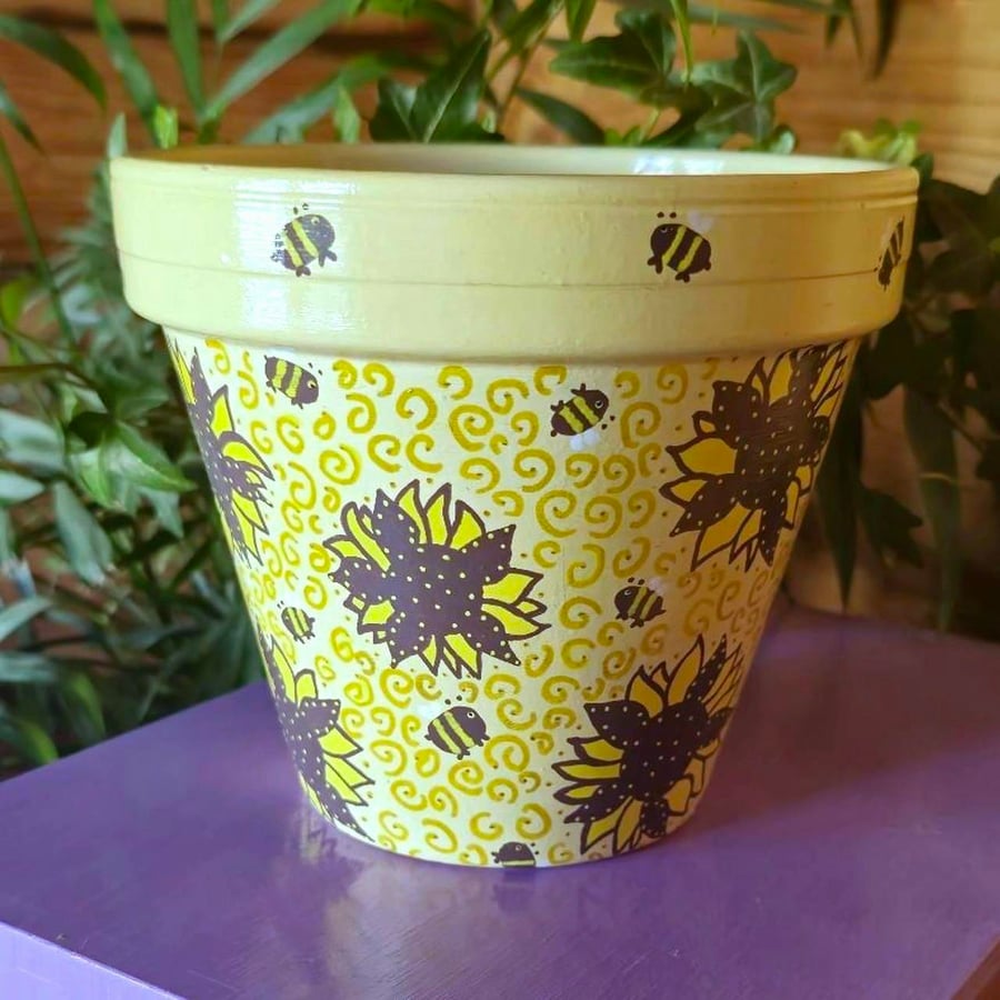 Hand painted buzzy bees plant pot 